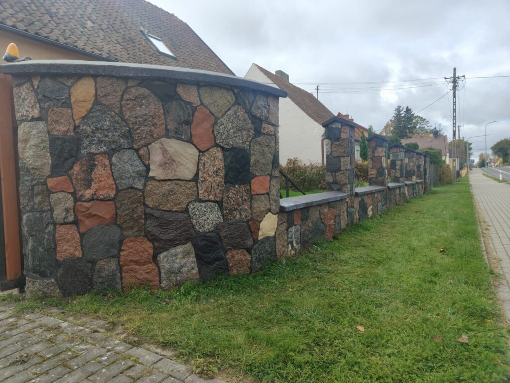 Ogrodzenie z kamienia polnego — okolice Lublina